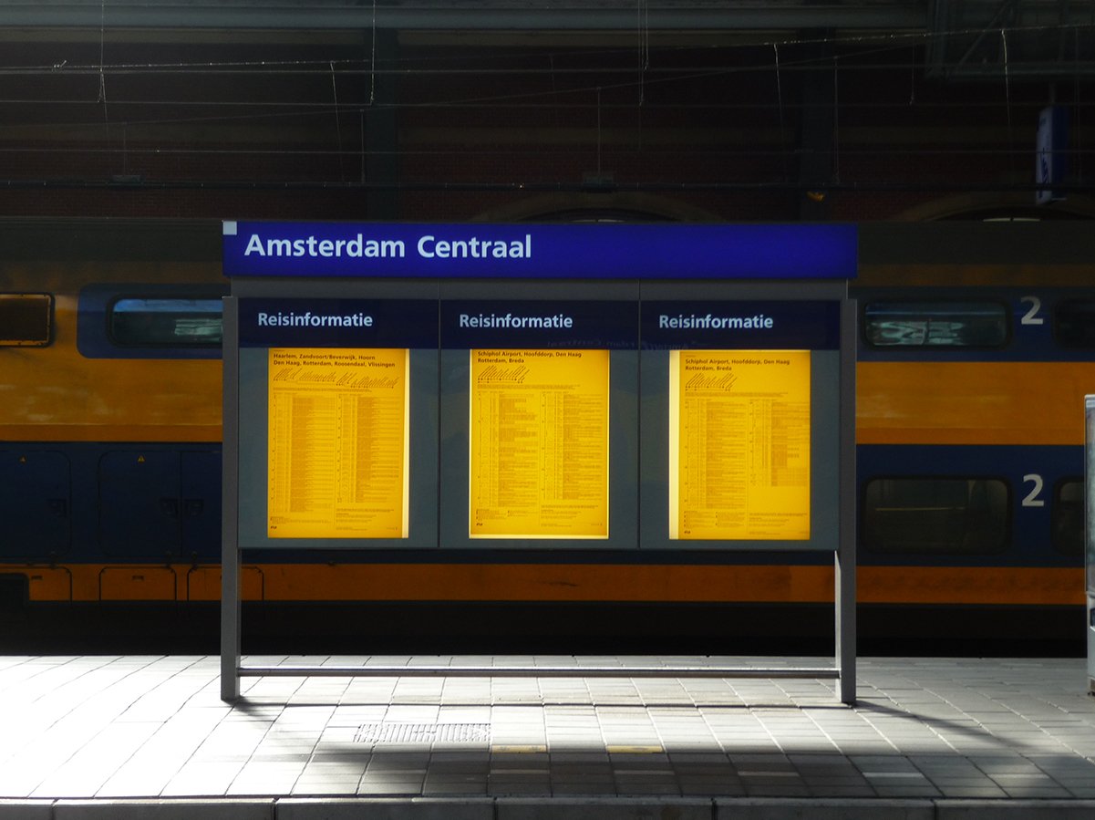 picture of an info board inside of Amsterdam central station